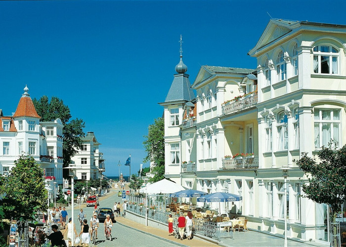 Straße bei blauem Himmel