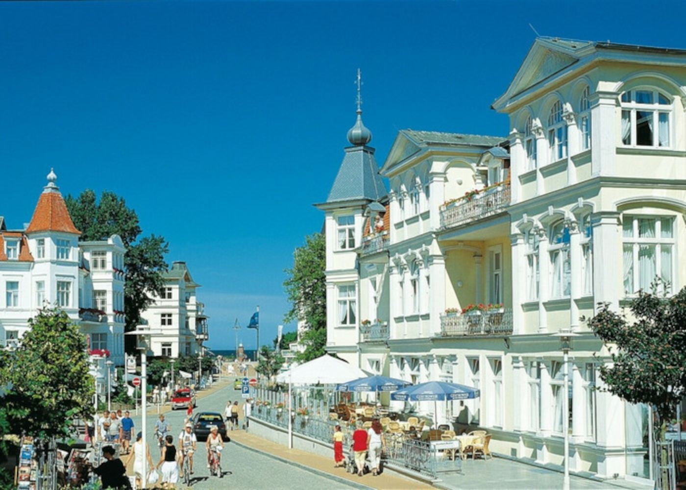 Straße bei blauem Himmel